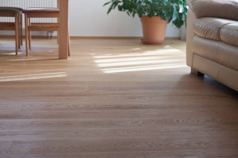 Dřevěná podlaha Exclusive floors dub Natural ve stylovém interiéru. – realizace podlahy Exclusive Floors