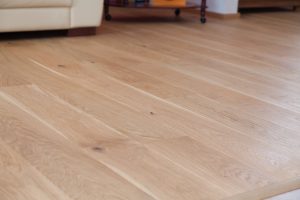 Dřevěná podlaha Exclusive floors dub Natural ve stylovém interiéru. – fotka 5 z realizace Exclusive Floors