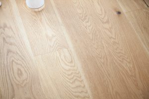 Dřevěná podlaha Exclusive floors dub Natural ve stylovém interiéru. – fotka 6 z realizace Exclusive Floors