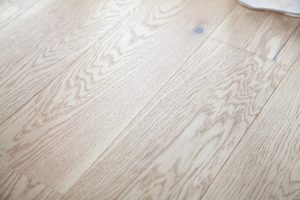 Dřevěná podlaha Exclusive floors dub Natural ve stylovém interiéru. – fotka 7 z realizace Exclusive Floors