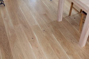 Dřevěná podlaha Exclusive floors dub Natural ve stylovém interiéru. – fotka 8 z realizace Exclusive Floors
