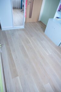 Moderní provedení dětského pokoje s dřevěnou podlahou White Plains – www.exclusivefloors.cz. – fotka 3 z realizace…