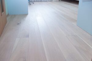 Moderní provedení dětského pokoje s dřevěnou podlahou White Plains – www.exclusivefloors.cz. – fotka 4 z realizace…
