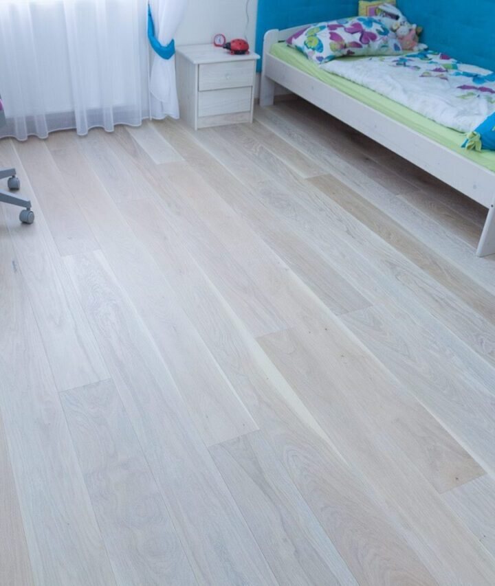 Moderní provedení dětského pokoje s dřevěnou podlahou White Plains – www.exclusivefloors.cz. – realizace podlahy…