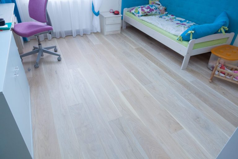 Moderní provedení dětského pokoje s dřevěnou podlahou White Plains – www.exclusivefloors.cz. – realizace podlahy…
