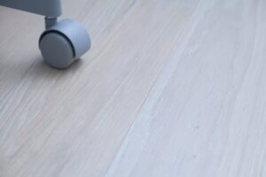 Moderní provedení dětského pokoje s dřevěnou podlahou White Plains – www.exclusivefloors.cz. – fotka 2 z realizace…