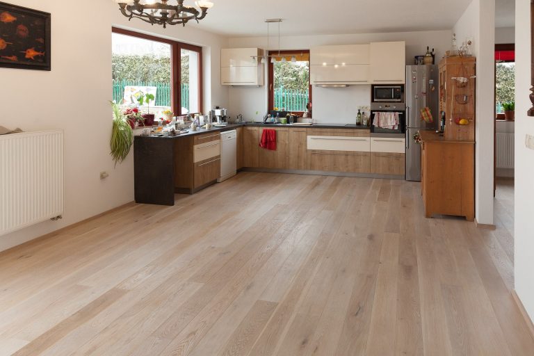 Dřevěná podlaha Exclusive floors Dub přírodní rustik s voděodolnou ochranou. Dřevěné podlahy máme skladem. Akční ceny… –…
