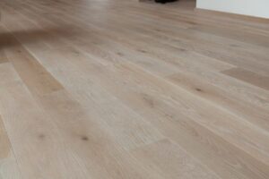 Dřevěná podlaha Exclusive floors Dub přírodní rustik s voděodolnou ochranou. Dřevěné podlahy máme skladem. Akční ceny… –…
