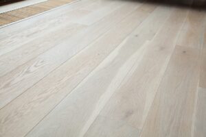 Dřevěná podlaha Exclusive floors Dub přírodní rustik s voděodolnou ochranou. Dřevěné podlahy máme skladem. Akční ceny… –…