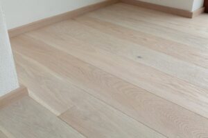 Dřevěná podlaha Exclusive floors Dub přírodní rustik s voděodolnou ochranou. Dřevěné podlahy máme skladem. Akční ceny… –…