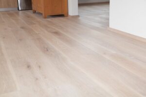 Dřevěná podlaha Exclusive floors Dub přírodní rustik s voděodolnou ochranou. Dřevěné podlahy máme skladem. Akční ceny… –…