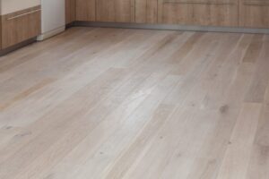 Dřevěná podlaha Exclusive floors Dub přírodní rustik s voděodolnou ochranou. Dřevěné podlahy máme skladem. Akční ceny… –…