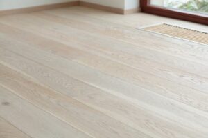 Dřevěná podlaha Exclusive floors Dub přírodní rustik s voděodolnou ochranou. Dřevěné podlahy máme skladem. Akční ceny… –…