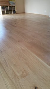 Dřevěná podlaha Exclusive floors dub Manhattan s vodě a skvrnám odolnou povrchovou úpravou. – fotka 2 z realizace Exclusive…