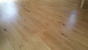 Dřevěná podlaha Exclusive floors dub Manhattan s vodě a skvrnám odolnou povrchovou úpravou. – fotka 3 z realizace Exclusive…