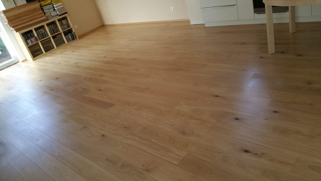 Dřevěná podlaha Exclusive floors dub Manhattan s vodě a skvrnám odolnou povrchovou úpravou. – realizace podlahy Exclusive…