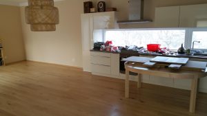 Dřevěná podlaha Exclusive floors dub Manhattan s vodě a skvrnám odolnou povrchovou úpravou. – fotka 4 z realizace Exclusive…
