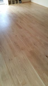 Dřevěná podlaha Exclusive floors dub Manhattan s vodě a skvrnám odolnou povrchovou úpravou. – fotka 5 z realizace Exclusive…