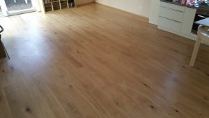 Dřevěná podlaha Exclusive floors dub Manhattan s vodě a skvrnám odolnou povrchovou úpravou. – fotka 6 z realizace Exclusive…