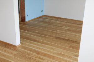 Dřevěná podlaha Dub natur select patří mezi klasické dřeviny a svoji kresbou zpříjemní interiér budovy. – fotka 10 z…