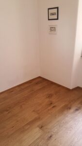 Realizace dřevěné podlahy Exclusive floors Dub světlý Elegant 190mm v RD v Děčíně. – fotka 3 z realizace Exclusive Floors