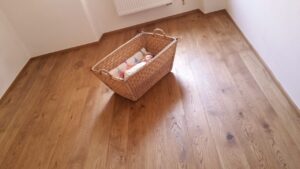 Realizace dřevěné podlahy Exclusive floors Dub světlý Elegant 190mm v RD v Děčíně. – fotka 2 z realizace Exclusive Floors