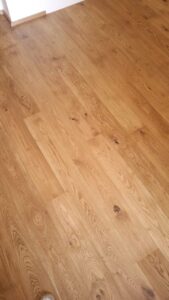 Realizace dřevěné podlahy Exclusive floors Dub světlý Elegant 190mm v RD v Děčíně. – fotka 4 z realizace Exclusive Floors