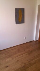 Realizace dřevěné podlahy Exclusive floors Dub světlý Elegant 190mm v RD v Děčíně. – fotka 5 z realizace Exclusive Floors