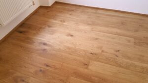 Realizace dřevěné podlahy Exclusive floors Dub světlý Elegant 190mm v RD v Děčíně. – fotka 6 z realizace Exclusive Floors