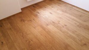 Realizace dřevěné podlahy Exclusive floors Dub světlý Elegant 190mm v RD v Děčíně. – fotka 7 z realizace Exclusive Floors
