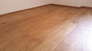Realizace dřevěné podlahy Exclusive floors Dub světlý Elegant 190mm v RD v Děčíně. – fotka 8 z realizace Exclusive Floors