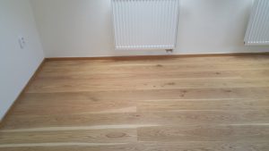 Dřevěná podlaha Exclusive floors Dub přírodní rustik s voděodolnou ochranou. Dřevěné podlahy máme skladem. Akční ceny… –…