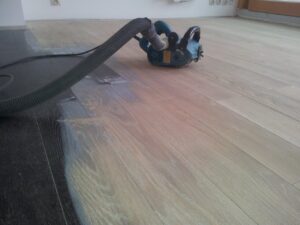 Renovujeme dřevěné podlahy v Praze a okolí. Renovace provádíme broušením nebo kartáčováním. Profesionální podlaháři s… –…