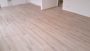 Dřevěná podlaha Exclusive floors Dub přírodní rustik s voděodolnou ochranou. Dřevěné podlahy máme skladem. Akční ceny… –…