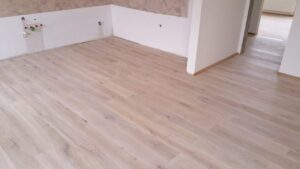 Dřevěná podlaha Exclusive floors Dub přírodní rustik s voděodolnou ochranou. Dřevěné podlahy máme skladem. Akční ceny… –…