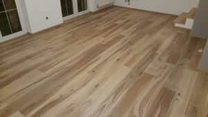 Dřevěná podlaha Exclusive floors dub přírodní 120mm rustik v rodinném domku. Kartáčovaný, vodě a skvrnám odolný povrch. –…