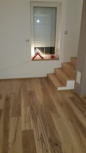 Dřevěná podlaha Exclusive floors dub přírodní 120mm rustik v rodinném domku. Kartáčovaný, vodě a skvrnám odolný povrch.