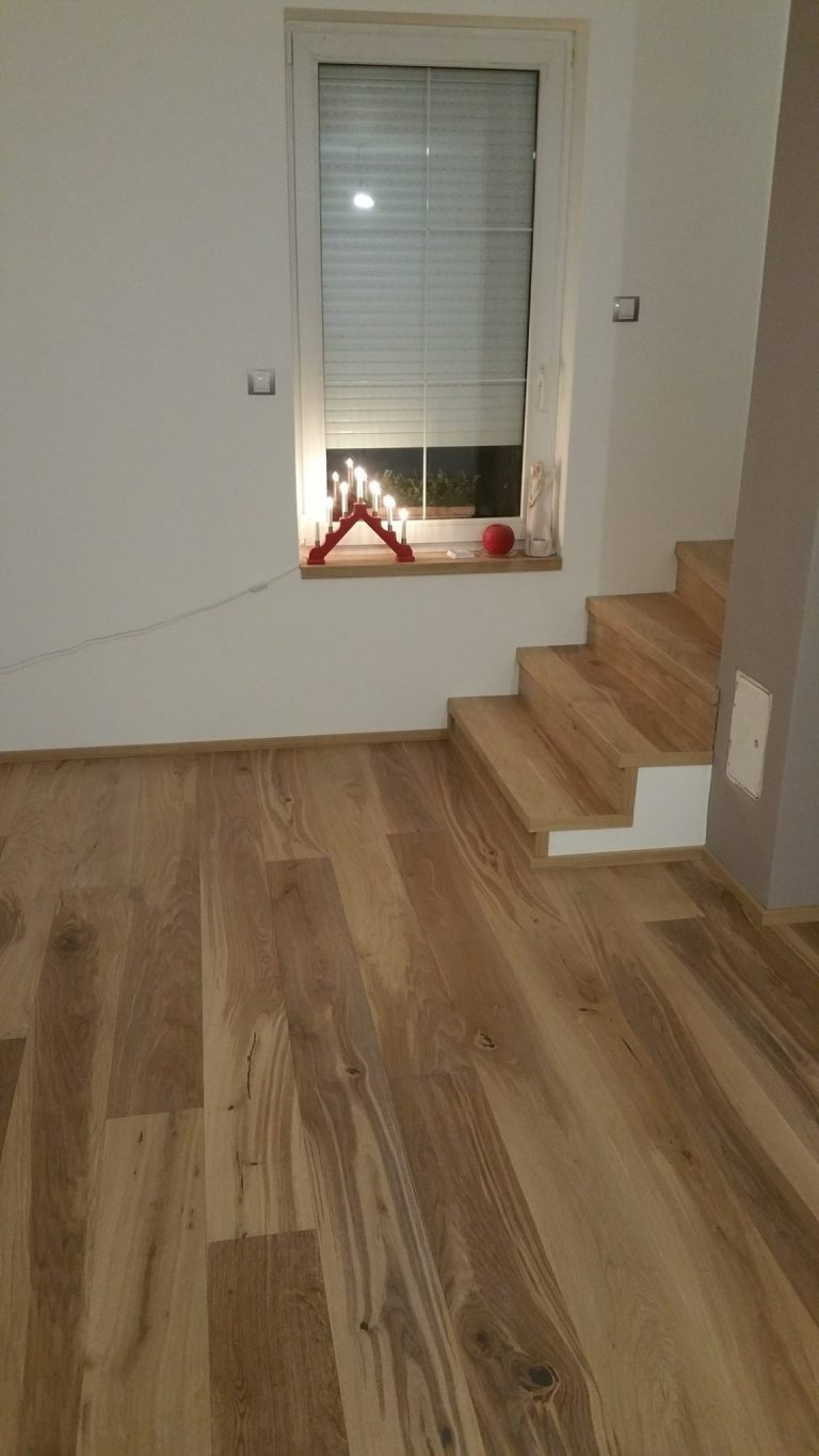 Dřevěná podlaha Exclusive floors dub přírodní 120mm rustik v rodinném domku. Kartáčovaný, vodě a skvrnám odolný povrch. –…
