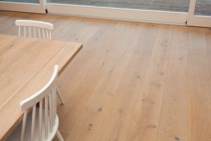 Dřevěná podlaha Exclusive floors Dub přírodní rustik s voděodolnou ochranou. Dřevěné podlahy máme skladem. Akční ceny… –…