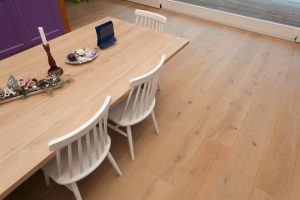 Dřevěná podlaha Exclusive floors Dub přírodní rustik s voděodolnou ochranou. Dřevěné podlahy máme skladem. Akční ceny… –…