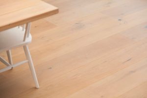 Dřevěná podlaha Exclusive floors Dub přírodní rustik s voděodolnou ochranou. Dřevěné podlahy máme skladem. Akční ceny… –…