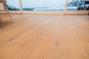 Dřevěná podlaha Exclusive floors Dub přírodní rustik s voděodolnou ochranou. Dřevěné podlahy máme skladem. Akční ceny… –…