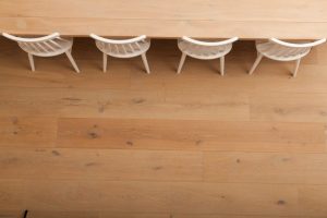 Dřevěná podlaha Exclusive floors Dub přírodní rustik s voděodolnou ochranou. Dřevěné podlahy máme skladem. Akční ceny… –…