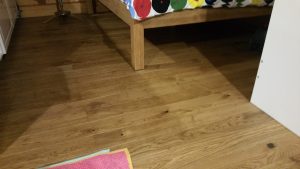 Dřevěná podlaha dub Bronx se skvrnám odolným povrchem. Podlaha je vhodná i na podlahové vytápění. Další realizace na … –…