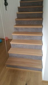 Dřevěné schodiště – obklad schodů dřevěnou podlahou Exclusive floors dub Manhattan s LED osvětlením a dekorativní…