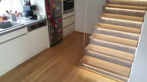 Dřevěné schodiště – obklad schodů dřevěnou podlahou Exclusive floors dub Manhattan s LED osvětlením a dekorativní…