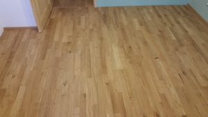 Dřevěná podlaha Exclusive floors Dub přírodní rustik s voděodolnou ochranou. Dřevěné podlahy máme skladem. Akční ceny… –…
