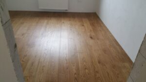 Dřevěná podlaha dub Bronx se skvrnám odolným povrchem. Podlaha je vhodná i na podlahové vytápění. Další realizace na … –…
