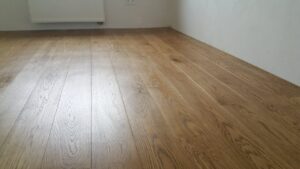 Dřevěná podlaha dub Bronx se skvrnám odolným povrchem. Podlaha je vhodná i na podlahové vytápění. Další realizace na … –…