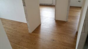 Dřevěná podlaha dub Bronx se skvrnám odolným povrchem. Podlaha je vhodná i na podlahové vytápění. Další realizace na … –…